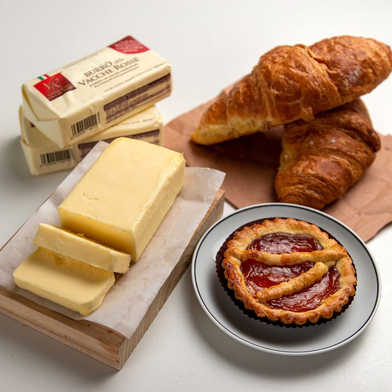 Burro delle Vacche Rosse con prodotti di pasticceria