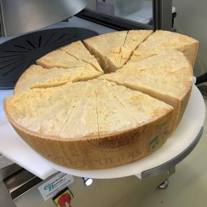taglio a roccia del parmigiano reggiano vacche rosse
