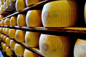 magazzino parmigiano reggiano vacche rosse