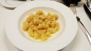 fusilli, burro e Parmigiano Reggiano delle Vacche Rosse extra vecchio, con burro affumicato